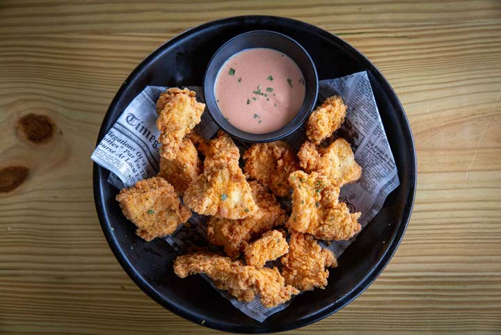 chicharrones de pollo con papas fritas