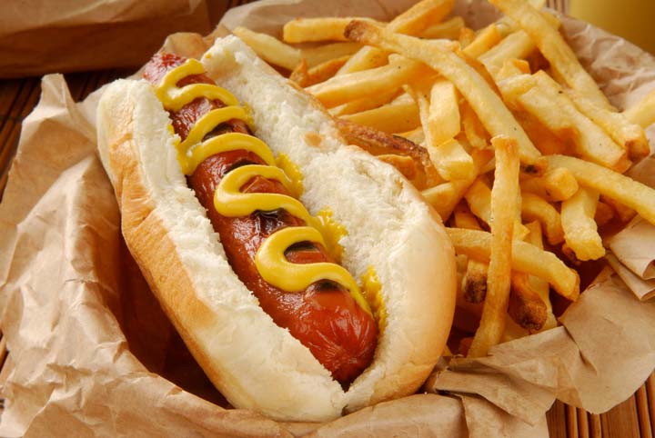 hot dog con papas fritas